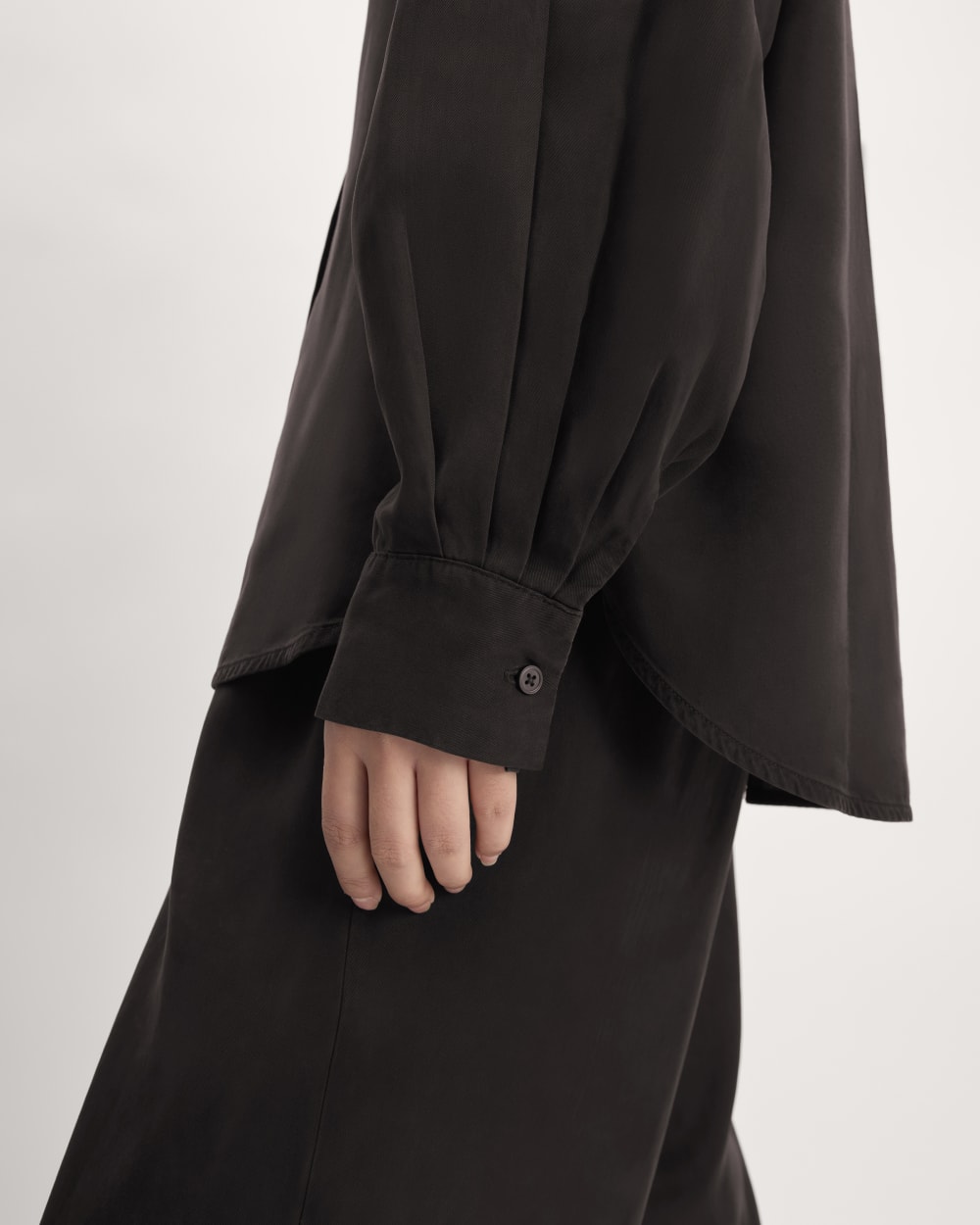 The Oversized Shirt in Butterlite | Black - Image 5