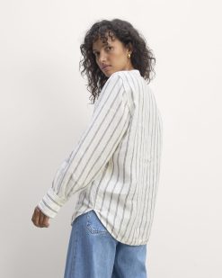 Alternative view of The Henley Shirt in Linen | Bone/Navy