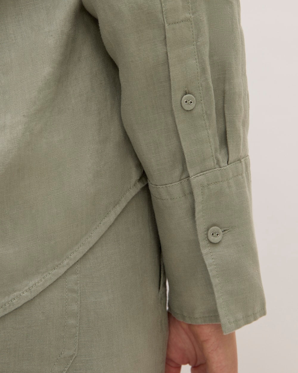 The Popover Shirt in Linen | Sage Green - Image 5
