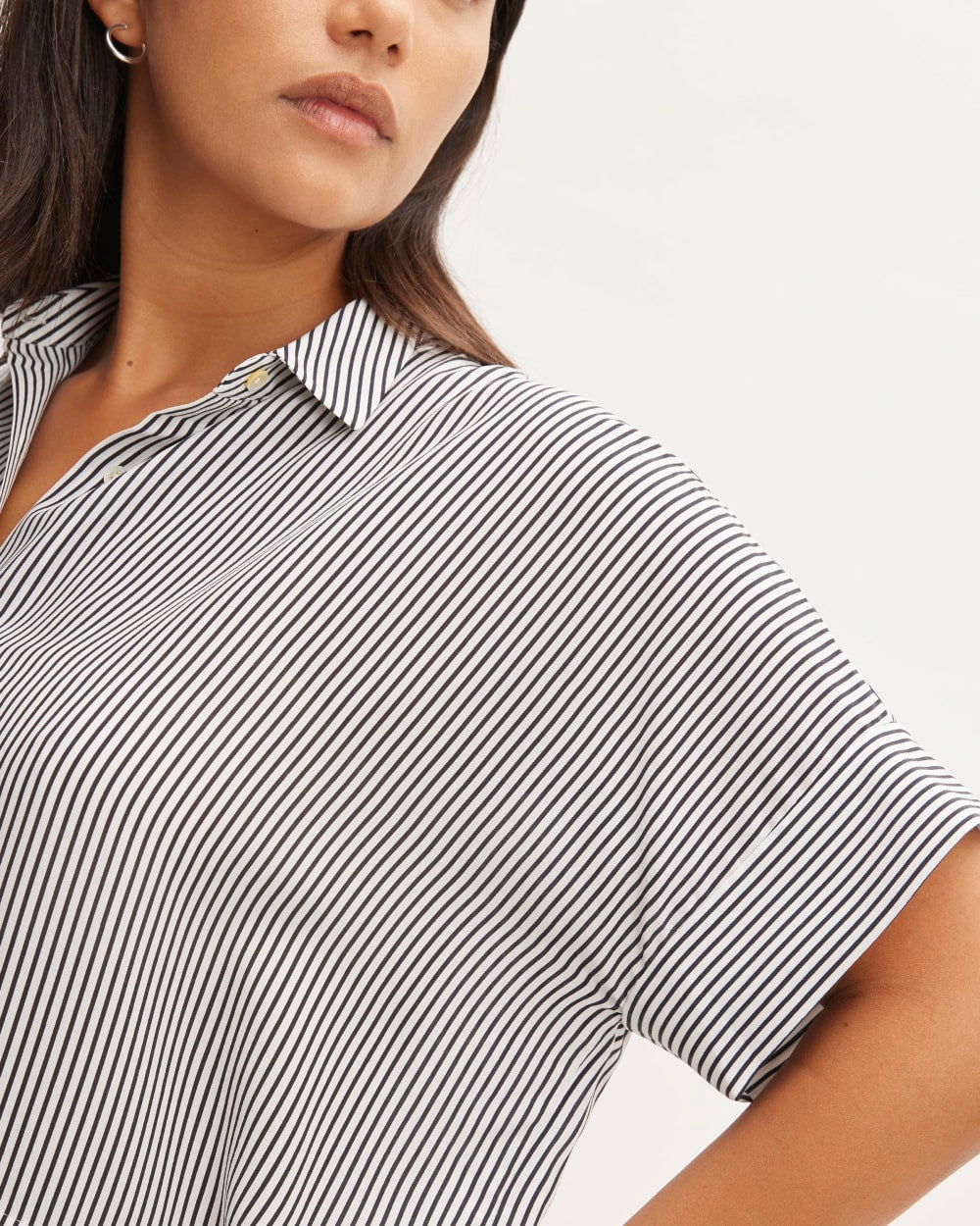The Boxy Shirt in Washable Silk | Black / White - Image 5
