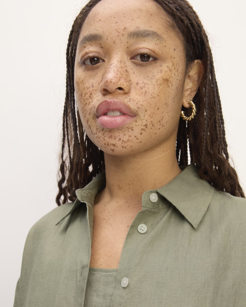 The Boyfriend Shirt in Linen | Sage Green - Image 4