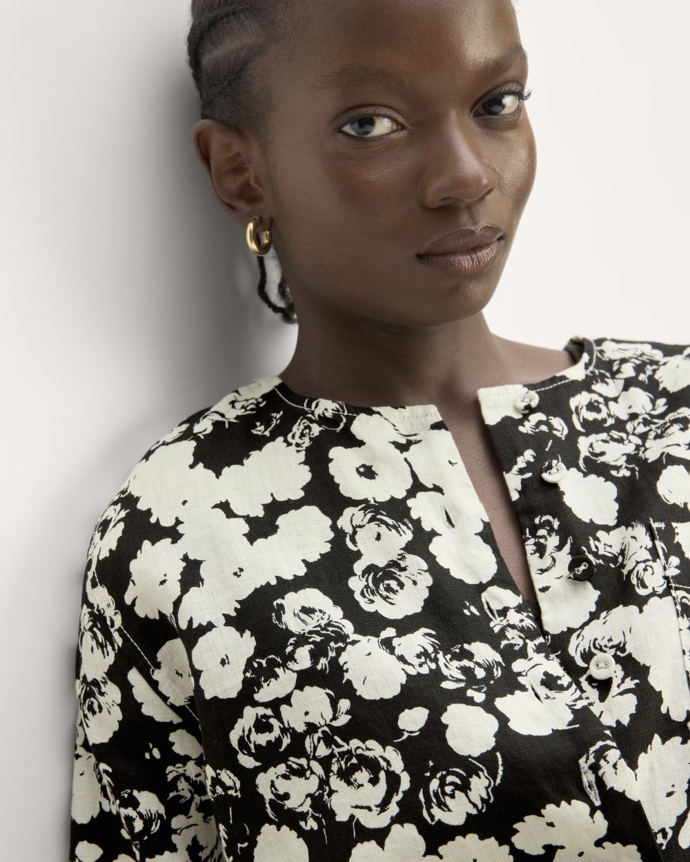 The Popover Shirt in Linen | Black / Bone Floral - Image 4