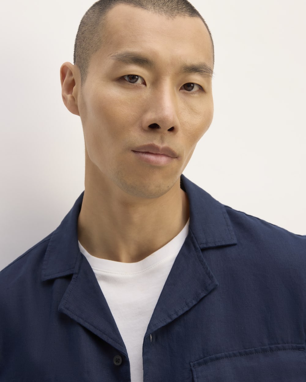 The Resort Shirt in Linen | Navy - Image 4